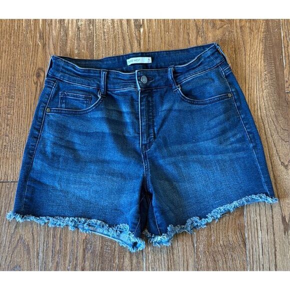 Nine West dark wash blue 5” raw hem shorts size 6 - Picture 2 of 8